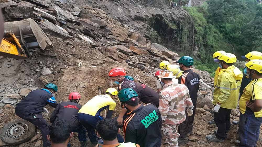तीसरे दिन भी बंद रहा रुद्रप्रयाग-गौरीकुंड हाईवे, मलबा हटाने में जुटी टीमें