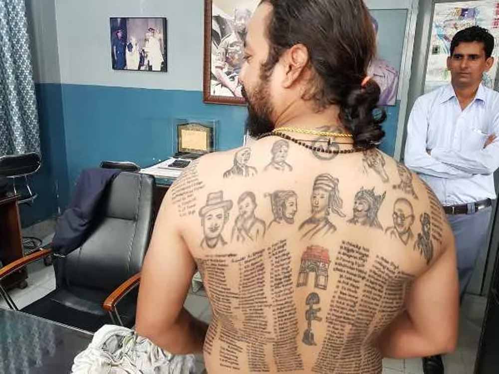 ‘टैटू मैन’ का देशप्रेम: शरीर पर गुदवाए 559 शहीदों और स्वतंत्रता सेनानियों के नाम ‘टैटू मैन’ का देशप्रेम: शरीर पर गुदवाए 559 शहीदों और स्वतंत्रता सेनानियों के नाम