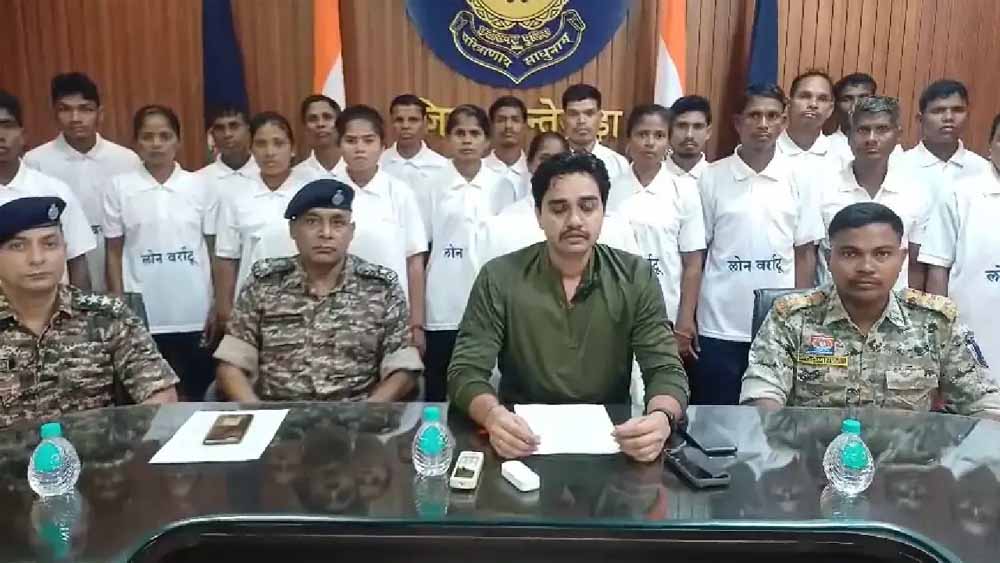 राज्य में बड़ी कामयाबी: 21 नक्सली हुए सरेंडर, 13 पर था 25.5 लाख रुपए का इनाम