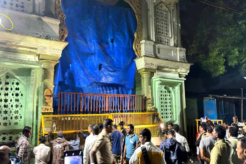 धार में बड़ा एक्शन: मुस्लिम समाज से खाली कराकर प्रशासन ने इमामबाड़ा सील किया, शहर में भारी पुलिस बल तैनात धार में बड़ा एक्शन: मुस्लिम समाज से खाली कराकर प्रशासन ने इमामबाड़ा सील किया, शहर में भारी पुलिस बल तैनात