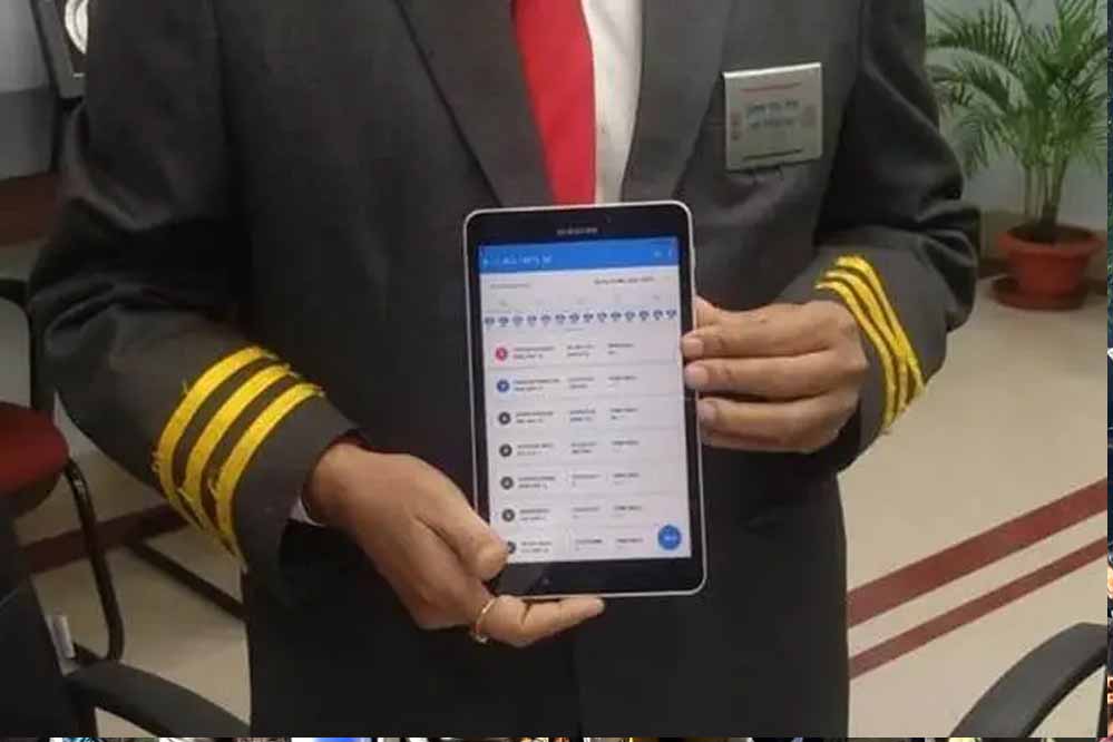 रेलवे में बड़ा बदलाव: TTE की ई-अटेंडेंस शुरू, आधार से होगा साइन-इन और आउट रेलवे में बड़ा बदलाव: TTE की ई-अटेंडेंस शुरू, आधार से होगा साइन-इन और आउट