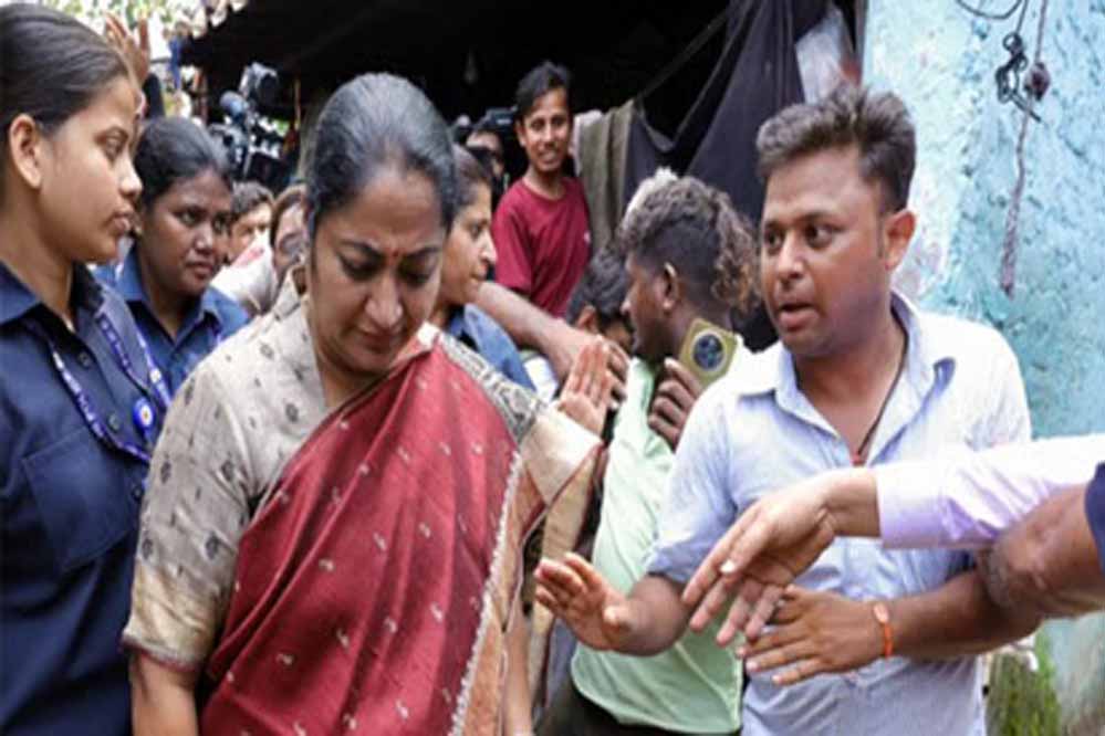 दिल्ली: CM रेखा गुप्ता पर हमला, BJP ने बताया- हाथ पकड़कर खींचने की कोशिश, सिर पर लगी चोट दिल्ली: CM रेखा गुप्ता पर हमला, BJP ने बताया- हाथ पकड़कर खींचने की कोशिश, सिर पर लगी चोट