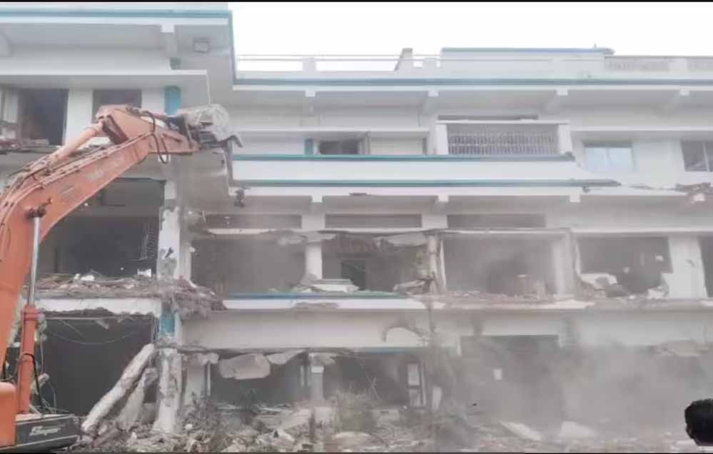 भोपाल में ‘मछली’ परिवार की करोड़ों की अवैध हवेली ढहाई गई, बुलडोजर कार्रवाई भोपाल में ‘मछली’ परिवार की करोड़ों की अवैध हवेली ढहाई गई, बुलडोजर कार्रवाई