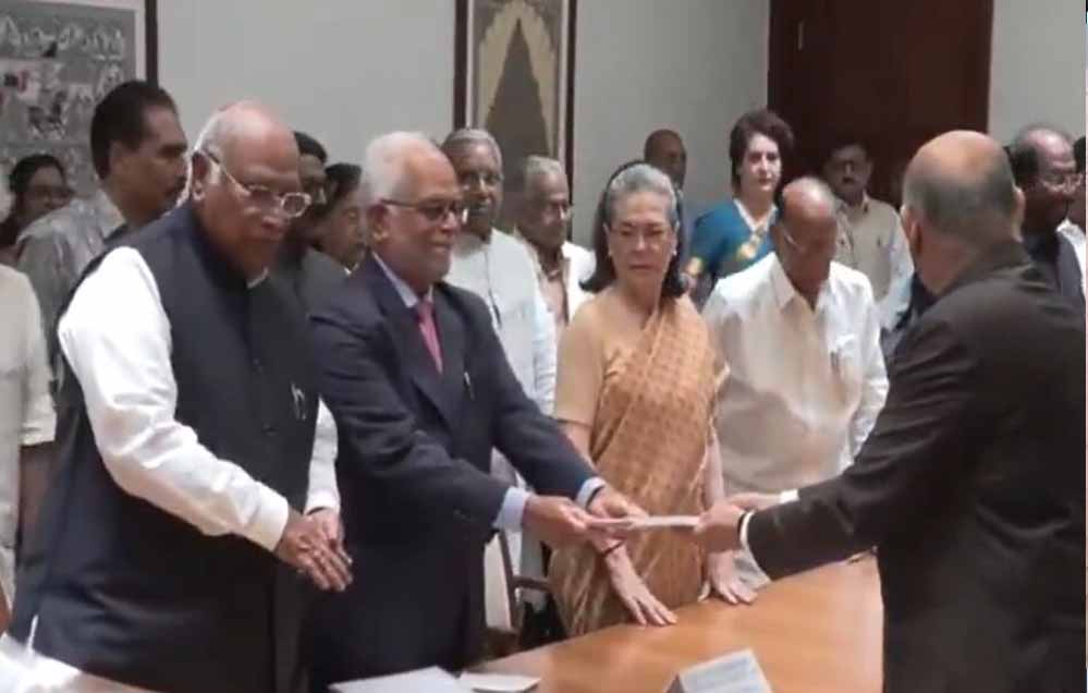 सुदर्शन रेड्डी ने उपराष्ट्रपति पद के लिए भरा पर्चा, सोनिया गांधी और विपक्षी नेता रहे साथ सुदर्शन रेड्डी ने उपराष्ट्रपति पद के लिए भरा पर्चा, सोनिया गांधी और विपक्षी नेता रहे साथ