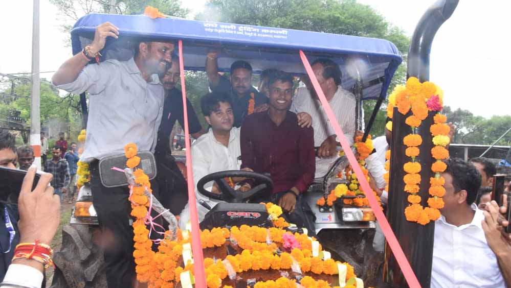 शिवपुरी में बाढ़ राहत: ग्रामीणों को बचाने युवक ने लगाई जान की बाजी, ट्रैक्टर से पहुंचे सिंधिया शिवपुरी में बाढ़ राहत: ग्रामीणों को बचाने युवक ने लगाई जान की बाजी, ट्रैक्टर से पहुंचे सिंधिया