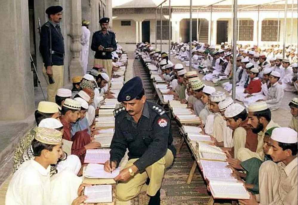 पाकिस्तान की आर्थिक रिपोर्ट में खुलासा: फैक्ट्रियों से ज्यादा हैं मस्जिद और मदरसे पाकिस्तान की आर्थिक रिपोर्ट में खुलासा: फैक्ट्रियों से ज्यादा हैं मस्जिद और मदरसे