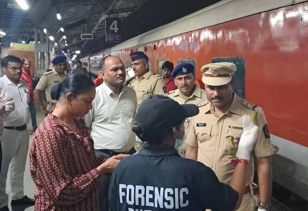 मुंबई-कुशीनगर एक्सप्रेस में सनसनी: AC कोच के टॉयलेट से मिला 5 साल की बच्ची का शव मुंबई-कुशीनगर एक्सप्रेस में सनसनी: AC कोच के टॉयलेट से मिला 5 साल की बच्ची का शव