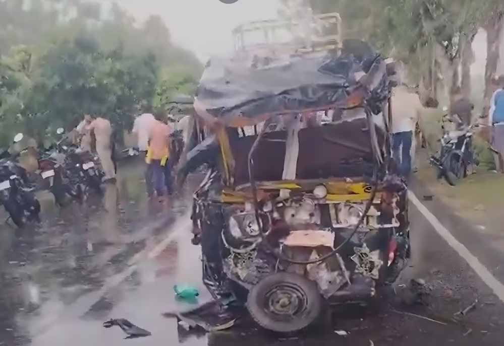 पटना में बड़ा सड़क हादसा: ऑटो और हाइवा की टक्कर में 8 की मौत, 5 घायल पटना में बड़ा सड़क हादसा: ऑटो और हाइवा की टक्कर में 8 की मौत, 5 घायल