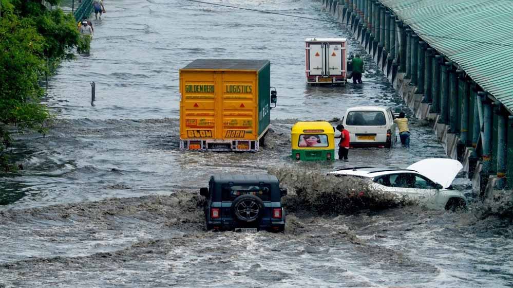 जम्मू से गुजरात तक भारी बारिश का कहर, राजस्थान में 91 की मौत, मुंबई में उड़ानों पर असर जम्मू से गुजरात तक भारी बारिश का कहर, राजस्थान में 91 की मौत, मुंबई में उड़ानों पर असर