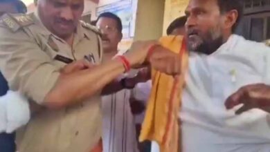 बलिया में बीजेपी नेता गिरफ्तार, पुलिस ने घसीटकर थाने ले जाया; समर्थकों ने किया हंगामा