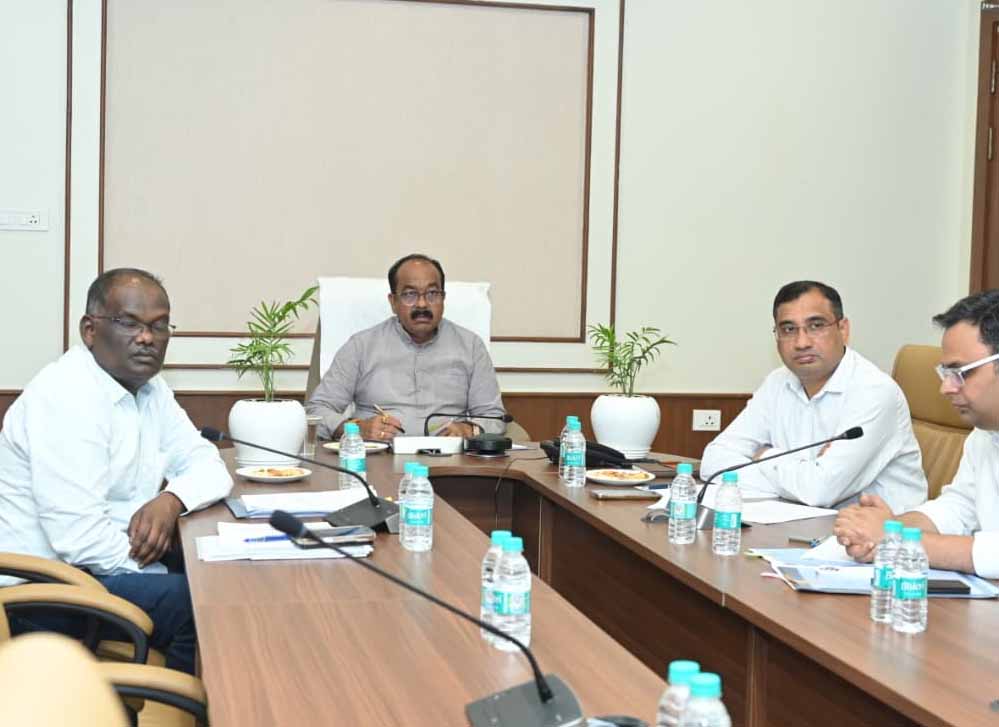 रायपुर : केन्द्रीय आवास और शहरी कार्य मंत्रालय की ऑनलाइन समीक्षा बैठक में शामिल हुए उप मुख्यमंत्री अरुण साव रायपुर : केन्द्रीय आवास और शहरी कार्य मंत्रालय की ऑनलाइन समीक्षा बैठक में शामिल हुए उप मुख्यमंत्री अरुण साव