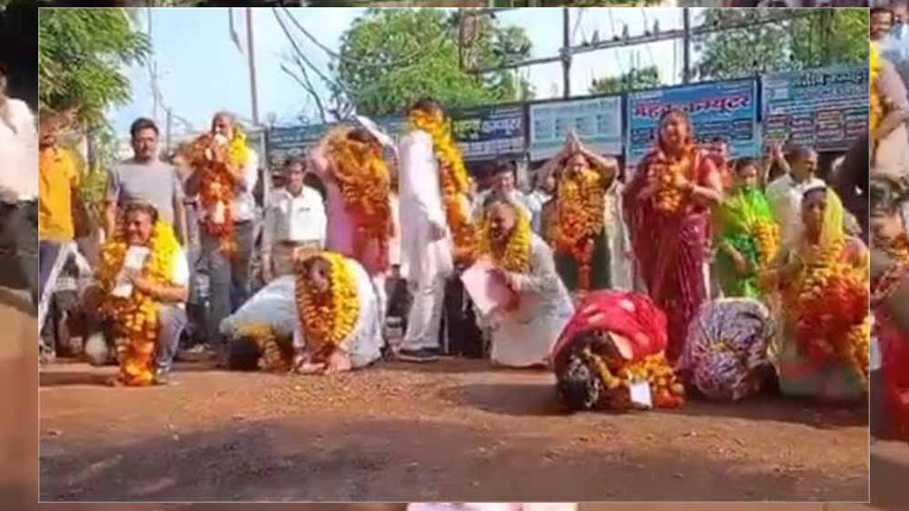 शिवपुरी में राजनीति का भूचाल: 18 पार्षदों ने एक साथ दिया इस्तीफा, मचा हड़कंप शिवपुरी में राजनीति का भूचाल: 18 पार्षदों ने एक साथ दिया इस्तीफा, मचा हड़कंप