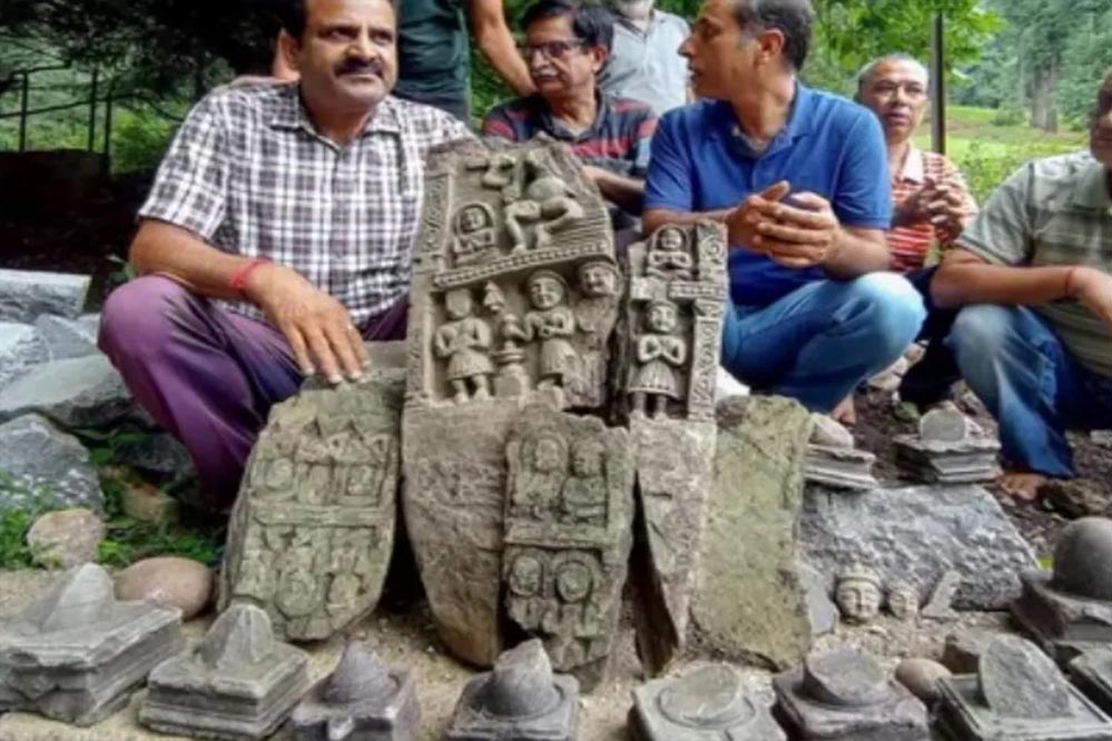 अनंतनाग में खुदाई के दौरान निकलीं ‘हिंदू मूर्तियां’, 2000 साल पुरानी होने का अनुमान अनंतनाग में खुदाई के दौरान निकलीं ‘हिंदू मूर्तियां’, 2000 साल पुरानी होने का अनुमान
