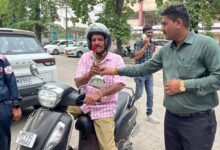 इंदौर के सरकारी दफ्तरों में बिना हेलमेट एंट्री नहीं! पहनने वालों का हो रहा स्वागत