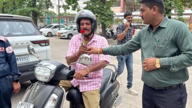 इंदौर के सरकारी दफ्तरों में बिना हेलमेट एंट्री नहीं! पहनने वालों का हो रहा स्वागत