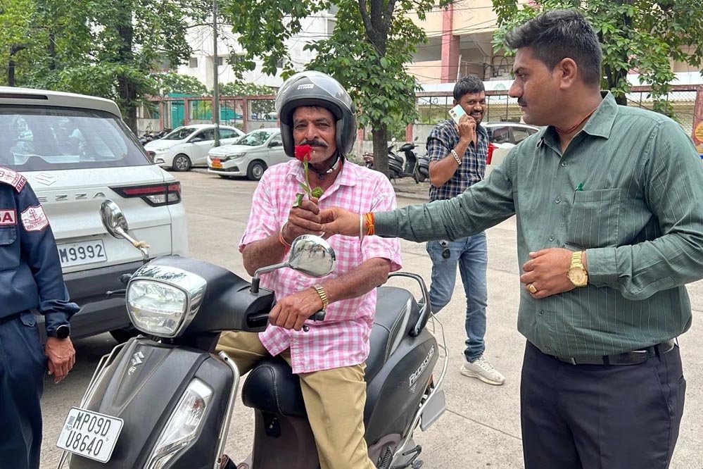 इंदौर के सरकारी दफ्तरों में बिना हेलमेट एंट्री नहीं! पहनने वालों का हो रहा स्वागत