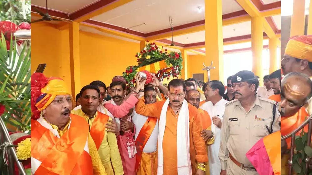 शिव भक्ति की अनुपम मिसाल बनी सारंगपुर की पालकी यात्रा, मंत्री टेटवाल ने किया शुभारंभ शिव भक्ति की अनुपम मिसाल बनी सारंगपुर की पालकी यात्रा, मंत्री टेटवाल ने किया शुभारंभ