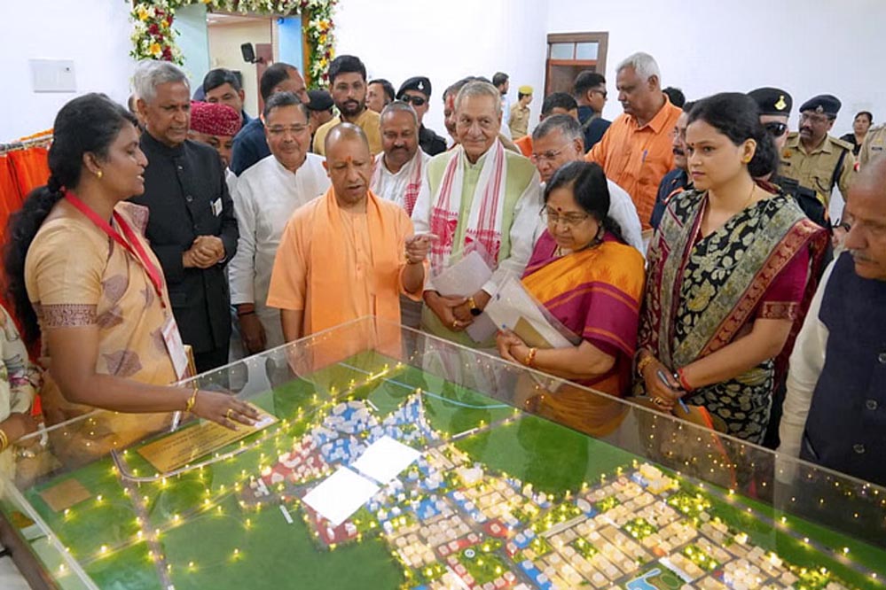 सीएम योगी का बड़ा तोहफा: अब कम कीमत में मिलेगा पक्का घर, आसान किस्तों में चुकाएं रकम सीएम योगी का बड़ा तोहफा: अब कम कीमत में मिलेगा पक्का घर, आसान किस्तों में चुकाएं रकम