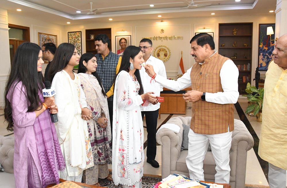 मुख्यमंत्री डॉ. यादव ने राखी बंधवाकर की बहनों के सुखद-स्वस्थ जीवन की कामना