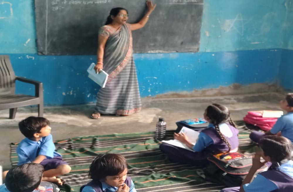 युक्तियुक्तकरण से विद्यालय को मिले दो-दो शिक्षक, बच्चों के चेहरे पर फिर से लौटी मुस्कान युक्तियुक्तकरण से विद्यालय को मिले दो-दो शिक्षक, बच्चों के चेहरे पर फिर से लौटी मुस्कान