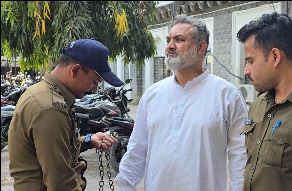 मुस्लिम युवकों को फंडिंग केस: फरार पार्षद अनवर कादरी की सूचना पर 2 लाख का इनाम मुस्लिम युवकों को फंडिंग केस: फरार पार्षद अनवर कादरी की सूचना पर 2 लाख का इनाम