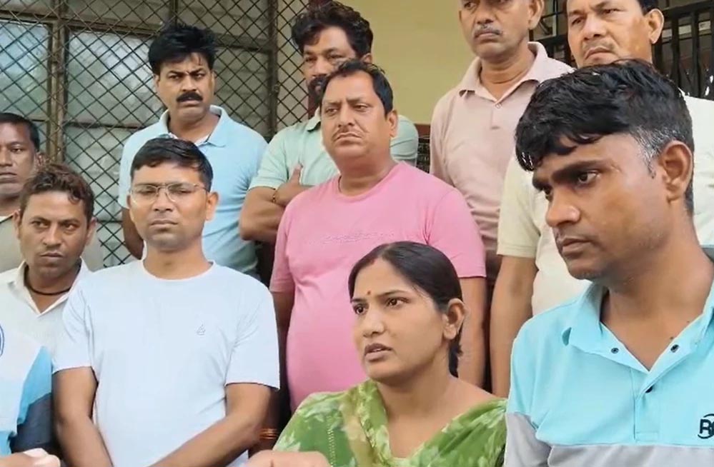 खंडवा में महिला को हथियार दिखाकर लूटा, बदमाशों ने दी बच्चों को मारने की धमकी खंडवा में महिला को हथियार दिखाकर लूटा, बदमाशों ने दी बच्चों को मारने की धमकी