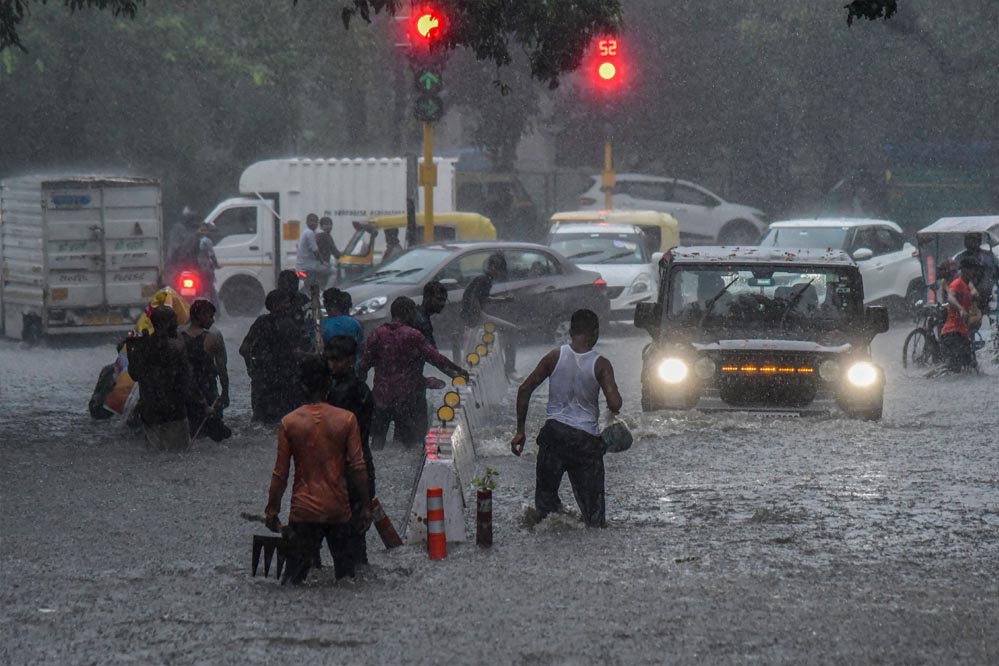 दिल्ली-NCR में मूसलाधार बारिश से हाहाकार, सांसदों के फ्लैट्स तक पहुंचा पानी दिल्ली-NCR में मूसलाधार बारिश से हाहाकार, सांसदों के फ्लैट्स तक पहुंचा पानी