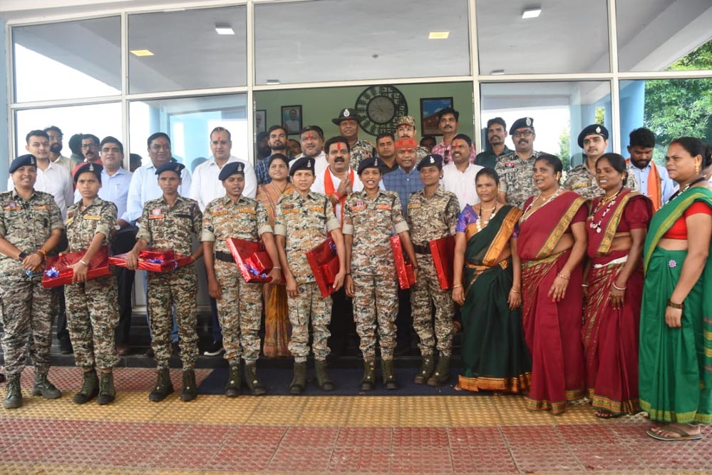रायपुर : उप मुख्यमंत्री और वन मंत्री को ‘दंतेश्वरी फाइटर्स’ आत्मसमर्पित माओवादी बहनों ने बांधा रक्षा सूत्र रायपुर : उप मुख्यमंत्री और वन मंत्री को ‘दंतेश्वरी फाइटर्स’ आत्मसमर्पित माओवादी बहनों ने बांधा रक्षा सूत्र