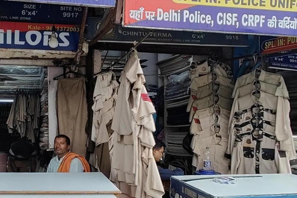 दिल्ली में फर्जी पुलिसवाले तैयार करने का धंधा, 2800 रुपये में मिल रही वर्दी दिल्ली में फर्जी पुलिसवाले तैयार करने का धंधा, 2800 रुपये में मिल रही वर्दी