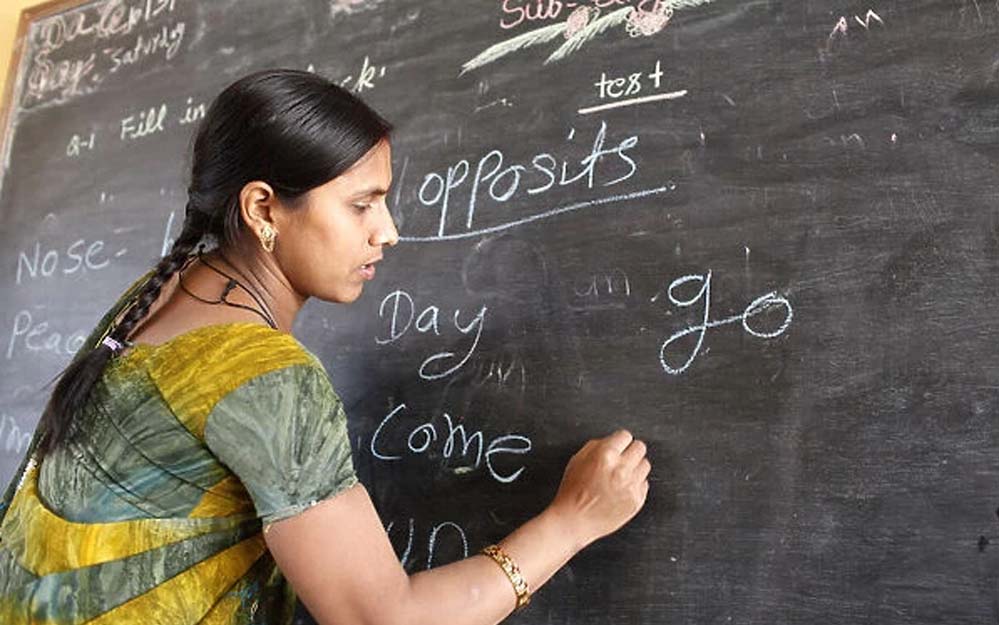 देश में पहली बार 1 करोड़ टीचर, लेकिन 1 लाख स्कूलों में सिर्फ एक-एक शिक्षक, 8 हजार स्कूलों में कोई स्टूडेंट नहीं
