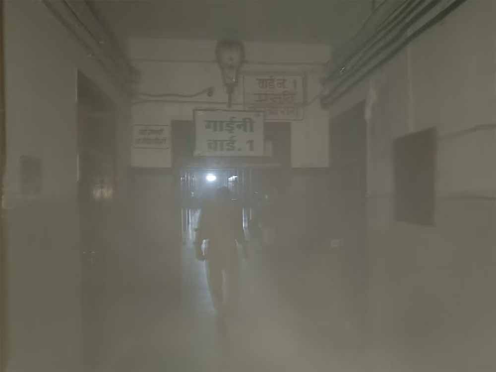 झांसी मेडिकल कॉलेज में भीषण आग, गाइनी वार्ड में मचा हड़कंप झांसी मेडिकल कॉलेज में भीषण आग, गाइनी वार्ड में मचा हड़कंप