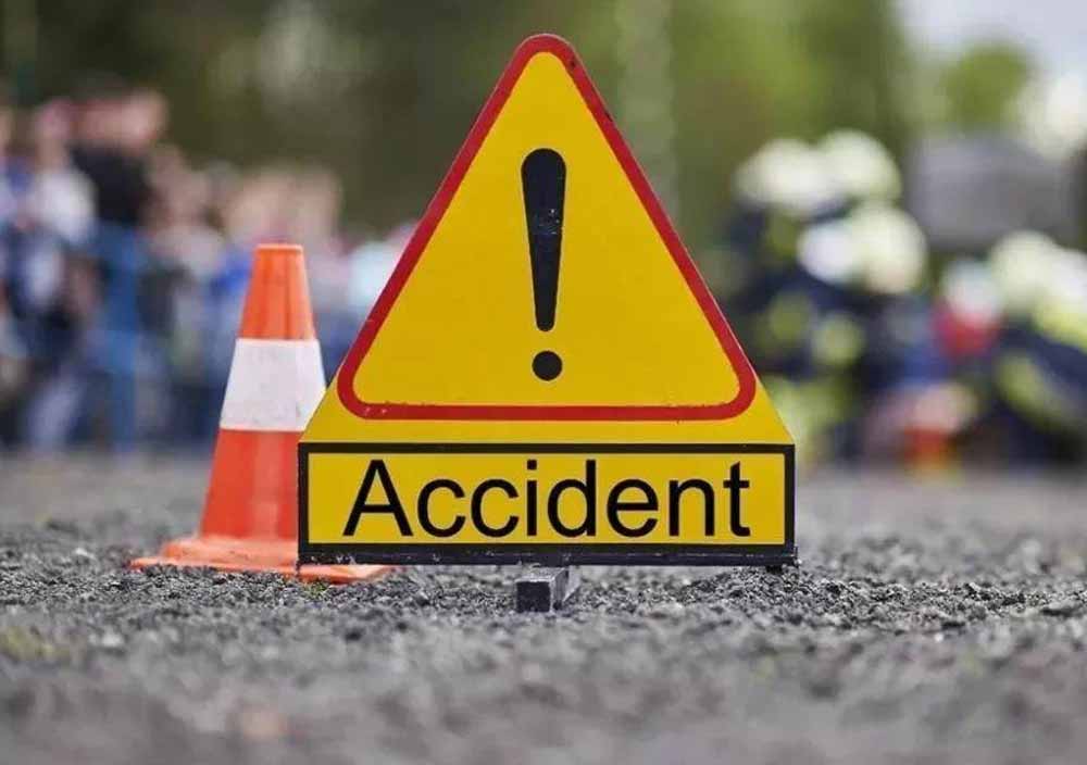 काशी दर्शन कर लौट रहे श्रद्धालुओं की बस हादसे का शिकार, 4 की मौत काशी दर्शन कर लौट रहे श्रद्धालुओं की बस हादसे का शिकार, 4 की मौत