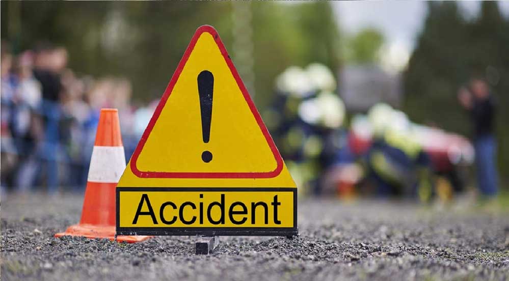 झाबुआ हादसा: रेत से भरा ट्रक घर पर पलटा, तीन लोगों की दर्दनाक मौत झाबुआ हादसा: रेत से भरा ट्रक घर पर पलटा, तीन लोगों की दर्दनाक मौत
