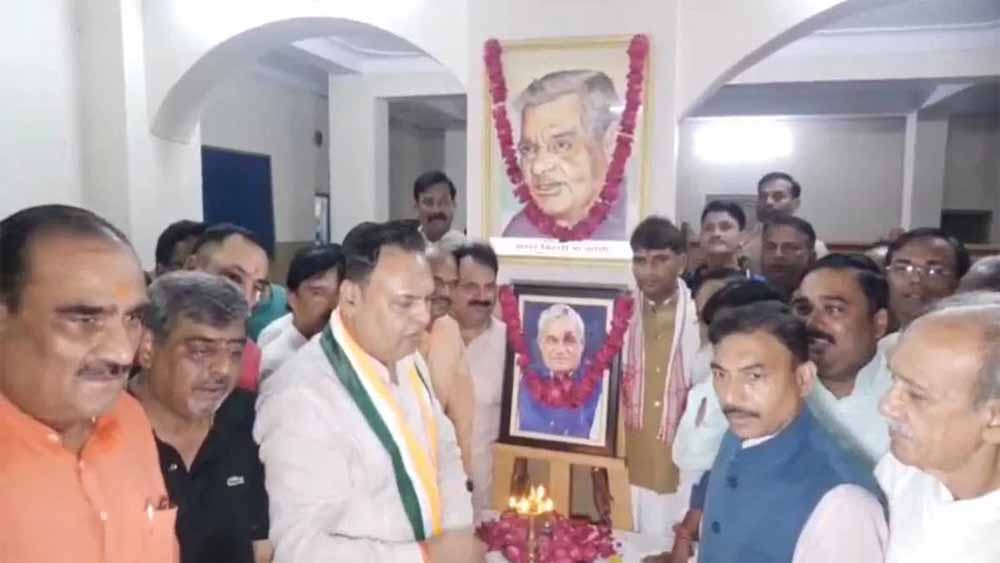अटल बिहारी वाजपेयी की पुण्यतिथि: ग्वालियर में पैतृक निवास पर कार्यकर्ताओं ने दी श्रद्धांजलि अटल बिहारी वाजपेयी की पुण्यतिथि: ग्वालियर में पैतृक निवास पर कार्यकर्ताओं ने दी श्रद्धांजलि