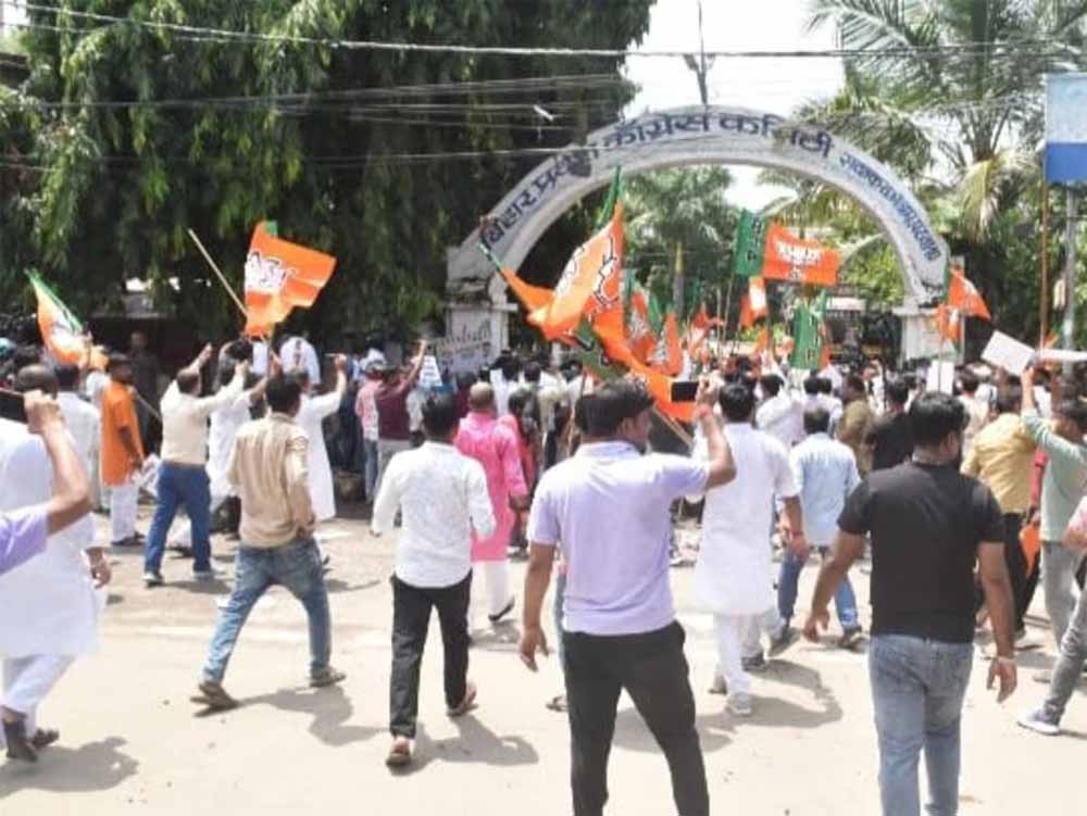 बिहार कांग्रेस दफ्तर में बवाल: मोदी को गाली पर BJP कार्यकर्ताओं का हंगामा बिहार कांग्रेस दफ्तर में बवाल: मोदी को गाली पर BJP कार्यकर्ताओं का हंगामा
