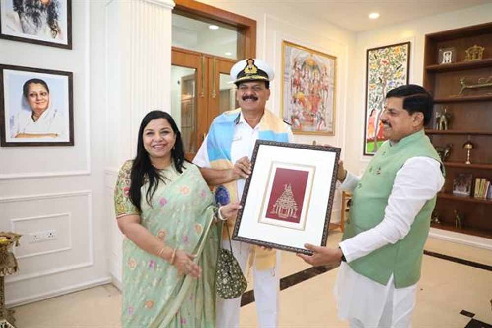 मुख्यमंत्री डॉ. यादव से एडमिरल श्री त्रिपाठी ने की सौजन्य भेंट मुख्यमंत्री डॉ. यादव से एडमिरल श्री त्रिपाठी ने की सौजन्य भेंट