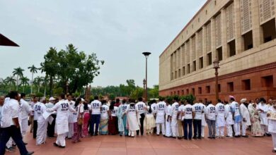 ‘124 नॉट आउट’ टीशर्ट में प्रियंका गांधी की एंट्री, मिंता देवी से क्या है कनेक्शन?