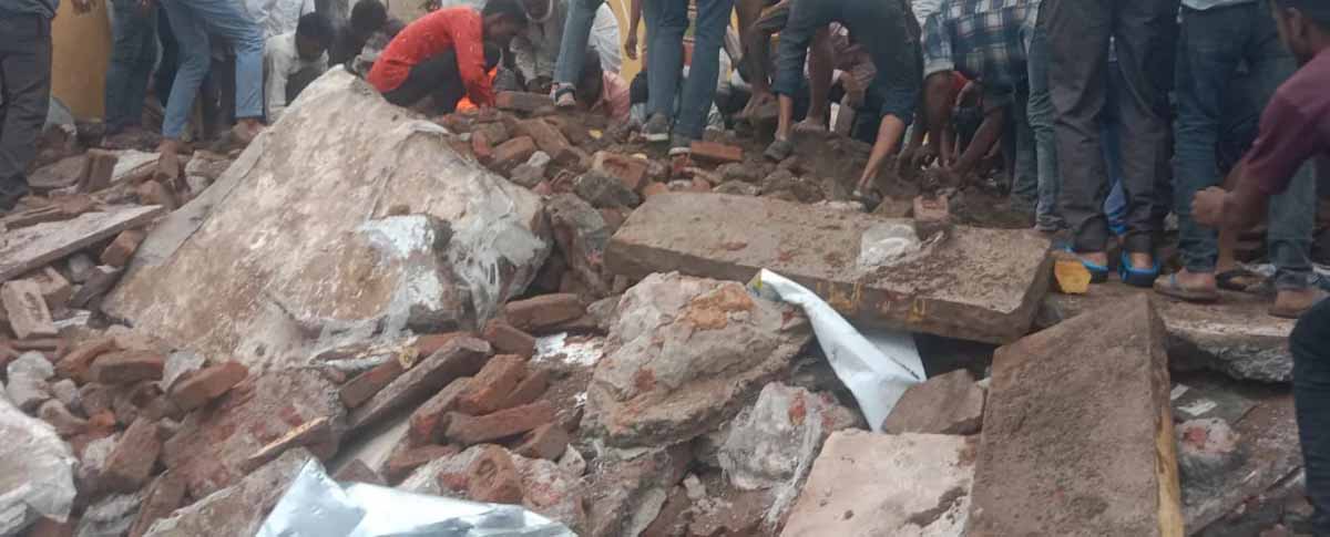 शिवहर में दर्दनाक हादसा: दीवार गिरने से 6 बच्चे दबे, दो मासूमों की हालत नाजुक