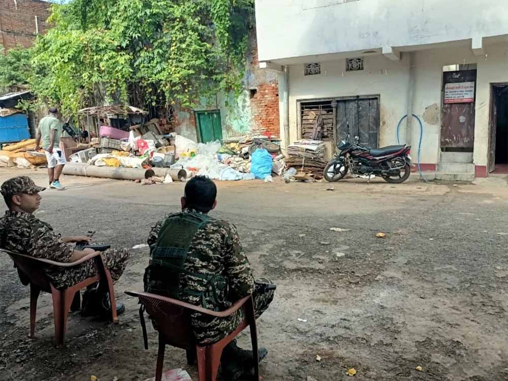 झारखंड: कबाड़ी के घर पर ED का छापा, घंटों चली तलाशी झारखंड: कबाड़ी के घर पर ED का छापा, घंटों चली तलाशी