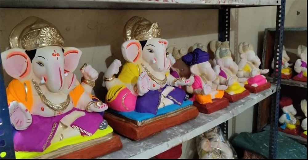 इंदौर परिवार की अनोखी आस्था: 11 साल से बिना मोलभाव मिट्टी की गणेश मूर्तियां दान