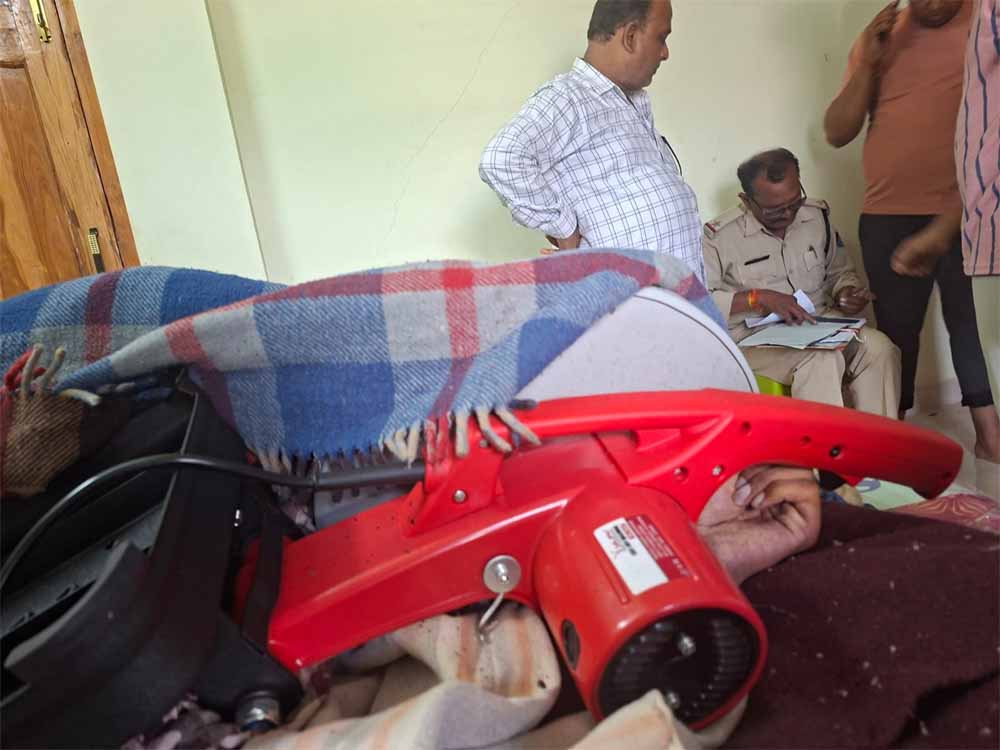 ग्राइंडर मशीन में गर्दन रखी, हार्डवेयर व्यापारी के बेटे की दर्दनाक मौत ग्राइंडर मशीन में गर्दन रखी, हार्डवेयर व्यापारी के बेटे की दर्दनाक मौत