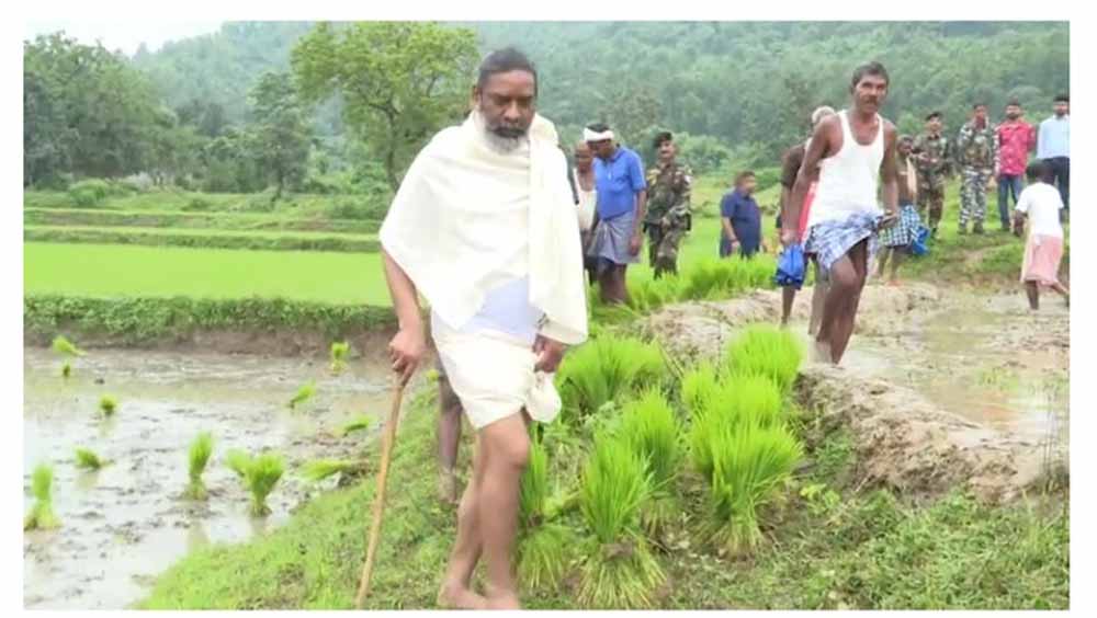 CM हेमंत ने खेतों में किसानों से की बातचीत, सरकार का किसानों को सशक्त बनाने का वादा CM हेमंत ने खेतों में किसानों से की बातचीत, सरकार का किसानों को सशक्त बनाने का वादा