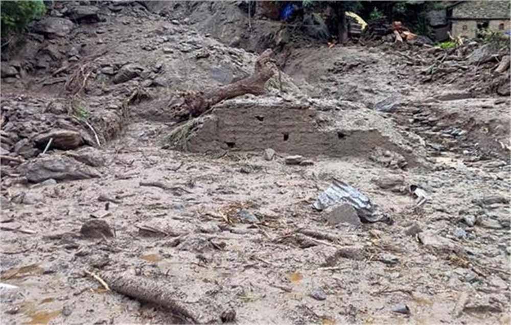भारी बारिश ने मचाई तबाही, बादल फटने से दुकानें और पुल बह गए भारी बारिश ने मचाई तबाही, बादल फटने से दुकानें और पुल बह गए