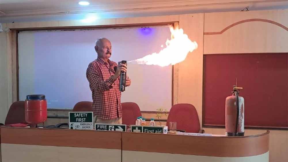 किचन सेफ्टी अलर्ट: कीटनाशक स्प्रे से भी भड़क सकती है आग, LPG सिलेंडर पर न डालें पानी किचन सेफ्टी अलर्ट: कीटनाशक स्प्रे से भी भड़क सकती है आग, LPG सिलेंडर पर न डालें पानी