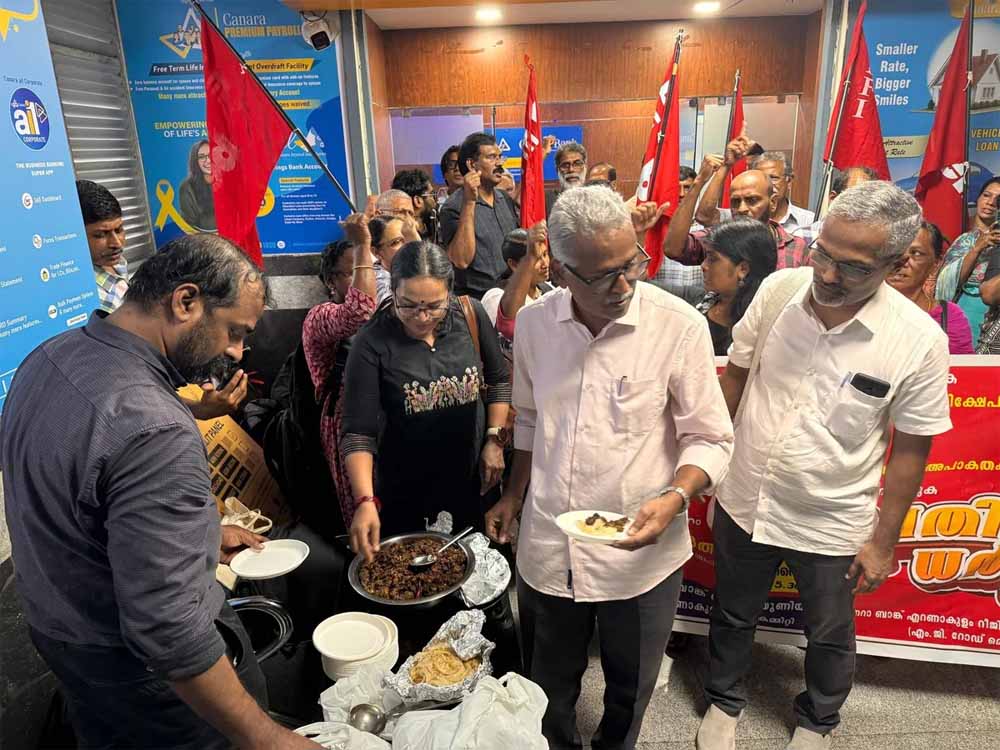 कैंटीन में बीफ बैन का फरमान, विरोध में कर्मचारियों ने की बीफ पार्टी कैंटीन में बीफ बैन का फरमान, विरोध में कर्मचारियों ने की बीफ पार्टी