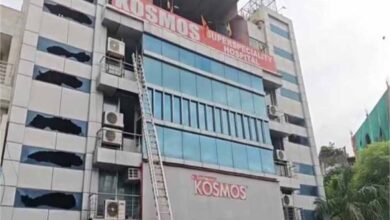 दिल्ली के अस्पताल में लगी भीषण आग, एक कर्मचारी की मौत; मरीजों को शीशा तोड़कर बचाया गया दिल्ली के अस्पताल में लगी भीषण आग, एक कर्मचारी की मौत; मरीजों को शीशा तोड़कर बचाया गया