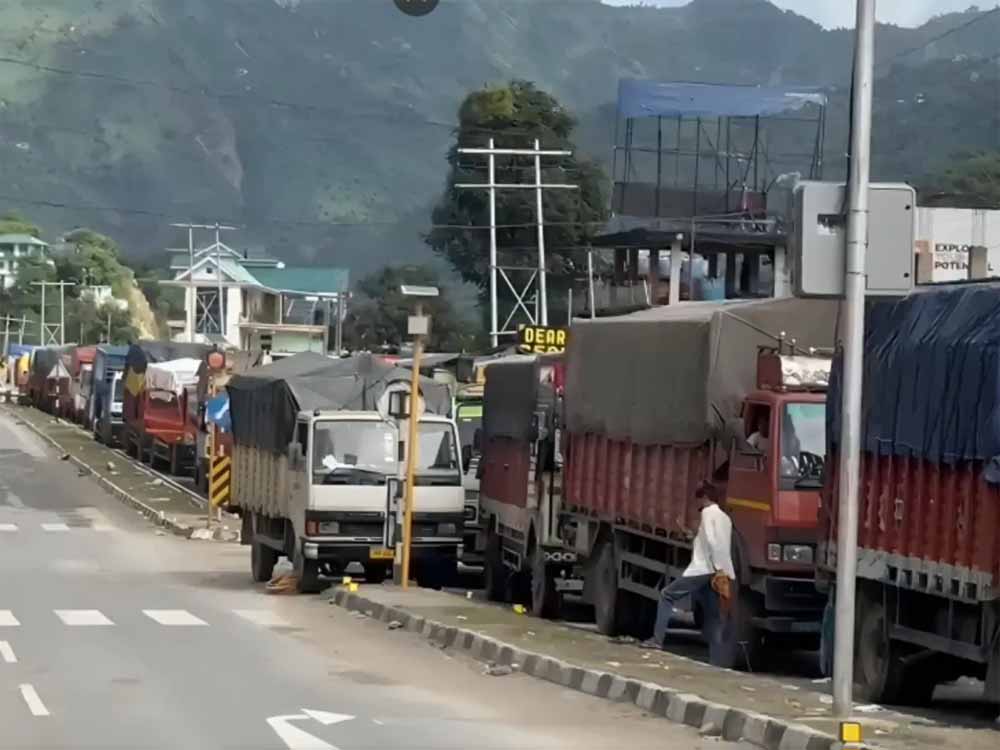 हिमाचल में तीन दिन से जाम, सैकड़ों वाहन फंसे, फल-सब्जियों की सप्लाई प्रभावित