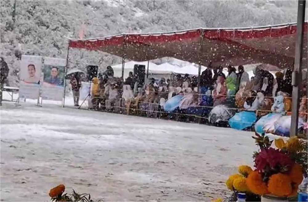 लद्दाख में आई पहली बर्फबारी, सुरम्य नजारों की तस्वीरें हुई वायरल लद्दाख में आई पहली बर्फबारी, सुरम्य नजारों की तस्वीरें हुई वायरल