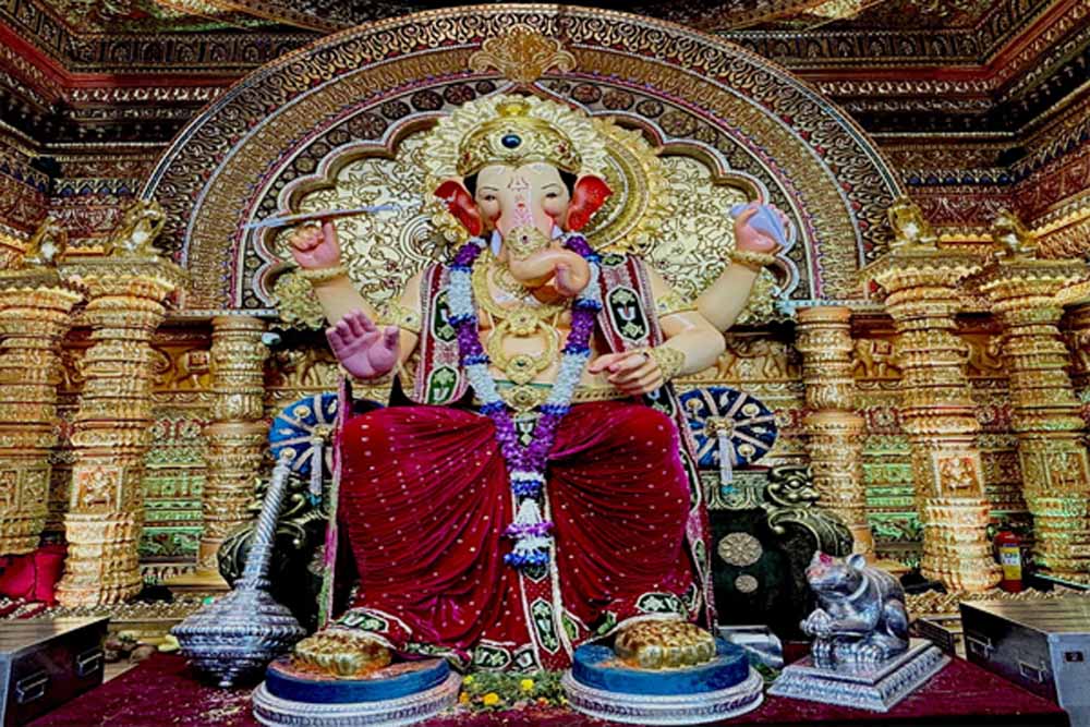 91 सालों से भक्तों की आस्था का केंद्र, लालबागचा राजा के दर्शन को उमड़ रही भीड़ 91 सालों से भक्तों की आस्था का केंद्र, लालबागचा राजा के दर्शन को उमड़ रही भीड़