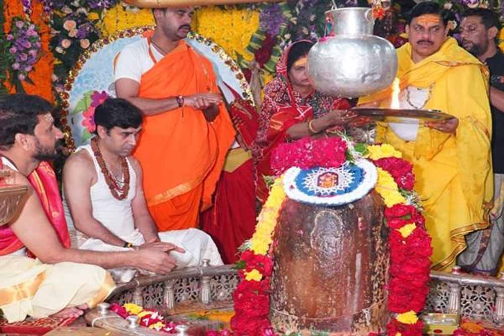 भगवान श्रीमहाकाल के मुख्यमंत्री डॉ. यादव ने सपत्नीक दर्शन कर पूजन अर्चन किया भगवान श्रीमहाकाल के मुख्यमंत्री डॉ. यादव ने सपत्नीक दर्शन कर पूजन अर्चन किया